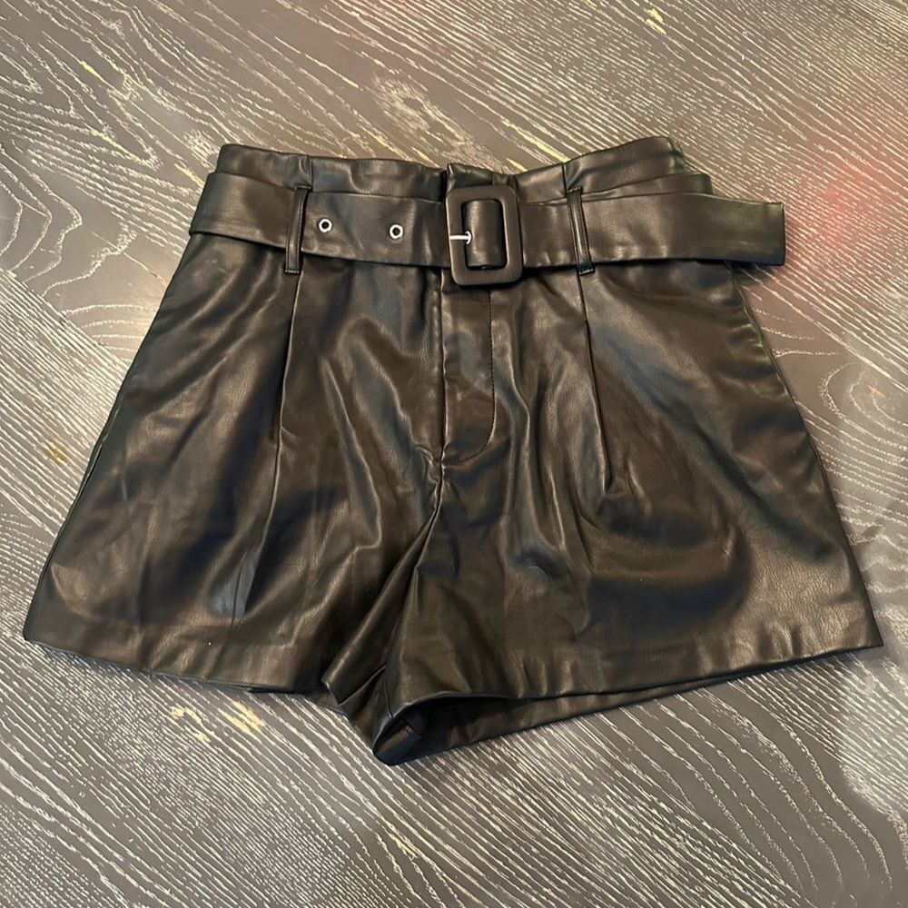 ZARA High Waist Belted Faux Leather Shorts Black Casual Women's Buckle Closure